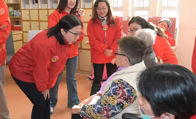 義工隊成員向一所安老院的長者送上新年祝福。 政府新聞處圖片