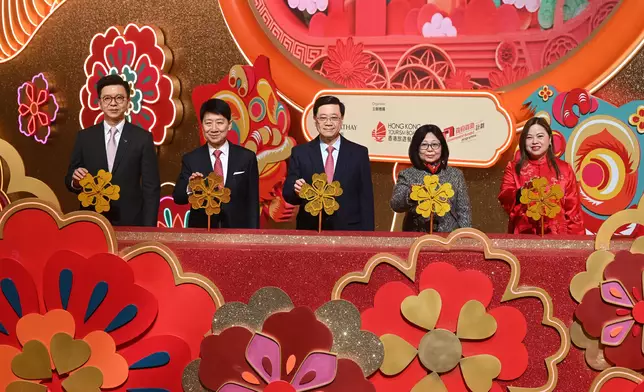 李家超（中）為「2025新春國際匯演之夜」轉風車揭開序幕。 政府新聞處圖片