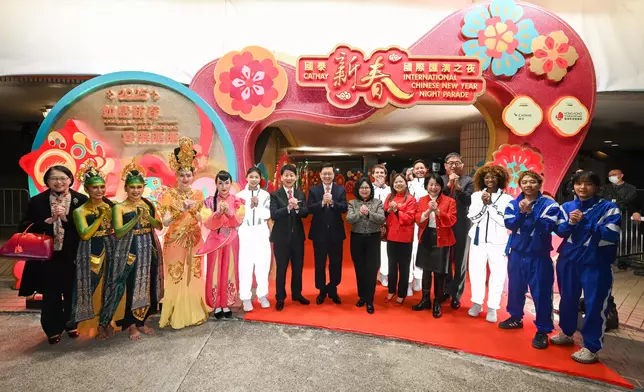 行政長官和一眾嘉賓在「2025新春國際匯演之夜」算市民拜年。 政府新聞處圖片