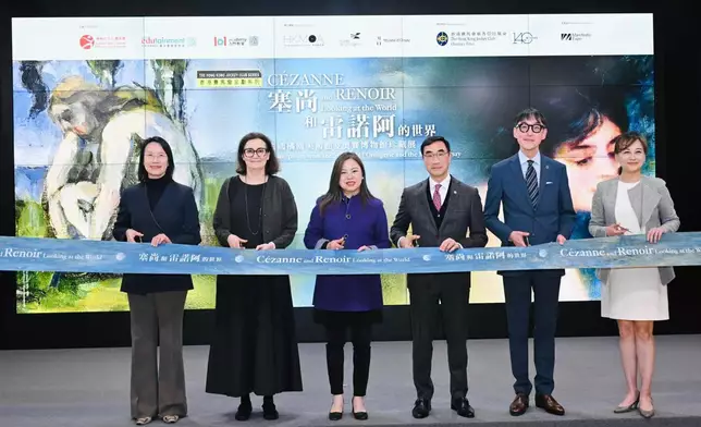 香港特別行政區政府文化體育及旅遊局局長羅淑佩（左三）、香港賽馬會主席利子厚（右 三）、奥賽博物館國際展覽項目總監史蒂芬妮•德布蘭班德（左二）、 博物館諮詢委員會主席蘇彰德教授（右二）、香港特別行政區政府康樂及文化事務署署長 陳詠雯（左一）及香港藝術館總館長莫家詠博士（右一）主持「香港賽馬會呈獻系列：塞 尚和雷諾阿的世界——法國橘園美術館及奧賽博物館珍藏展」開幕典禮。