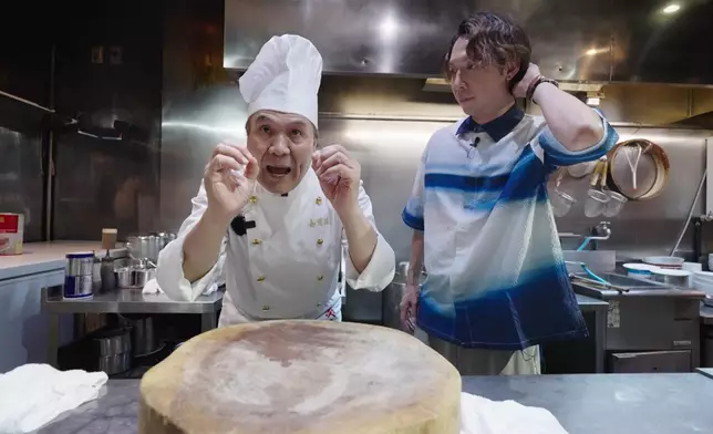 陳子豐跟金萬福師傅學習日本攪笑藝人的出場方式。