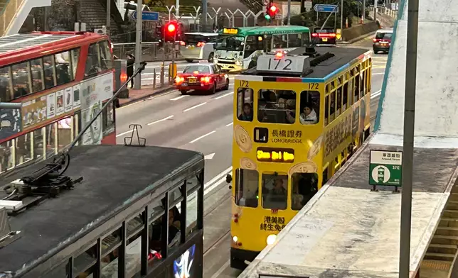 電車會延長服務至翌日凌晨1時，並會因應乘客需求情況加強服務。資料圖片