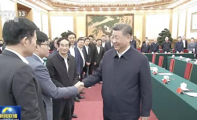 習近平上午在北京出席民營企業座談會並發表重要講話，期間與人工智能大模型DeepSeek創辦人梁文鋒握手。央視新聞