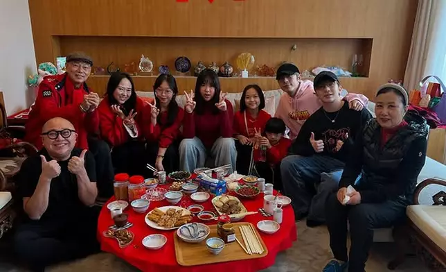 林盛斌（Bob）一家、MIRROR成員呂爵安（Edan）和「教主」盧瀚霆（Anson Lo）一同到阿姐家中拜年