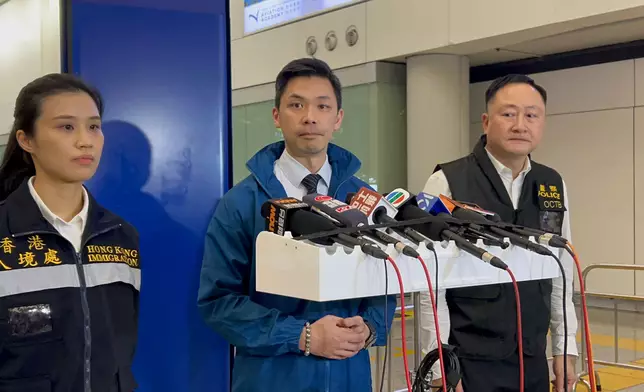 再有一港人由保安局專責小組安排下自緬甸返港，保安局助理秘書長袁栢基講述情況。巴士的報記者攝