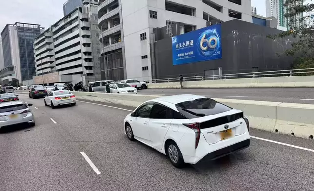 西九龍走廊西行往美孚方向，發生多車相撞意外。FB馬路的事(即時交通資訊台)群組圖片