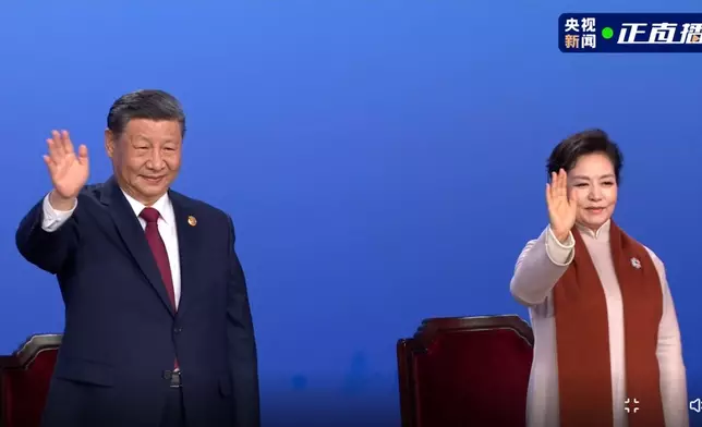 第九屆亞洲冬季運動會開幕式，國家隊進場，習近平和夫人彭麗媛從座位上站起，向國家隊健兒揮手。央視直播截圖