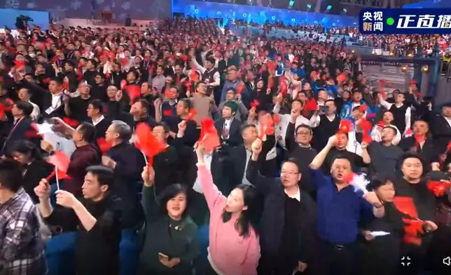 第九屆亞洲冬季運動會開幕式，國家隊進場，現場不少觀眾站起搖旗喝彩。央視直播截圖
