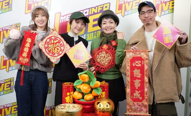 強尼、岑樂怡（阿妹）和王頌茵（Kathy）接受新城廣播程凱欣（Karen）主持的《原來生活好快樂》錄音訪問。