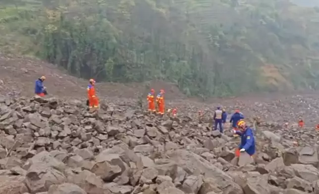 四川宜賓山泥傾瀉，消防搜索失蹤者。微博圖片