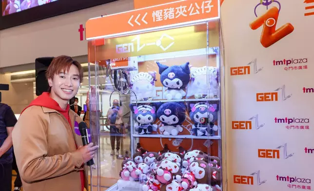 Jason率先大展身手參加夾公仔挑戰！