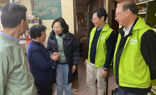 麥美娟及1關愛隊以及區議員寒天下探訪市民。民政及青年事務局FB