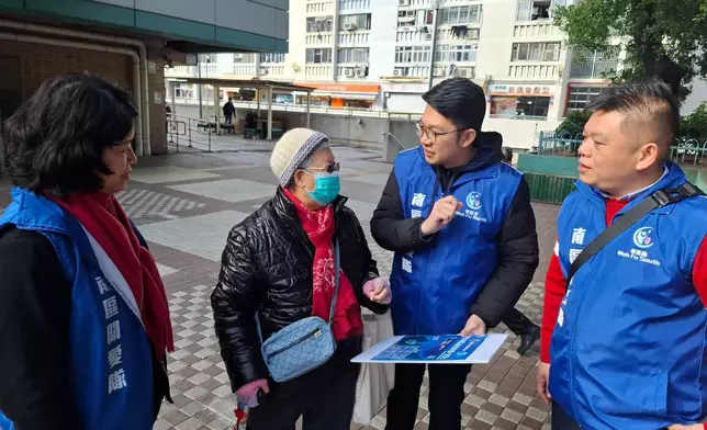 麥美娟及1關愛隊以及區議員寒天下探訪市民。民政及青年事務局FB