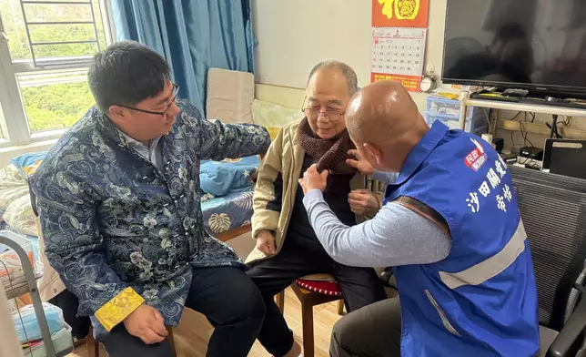 麥美娟及1關愛隊以及區議員寒天下探訪市民。民政及青年事務局FB