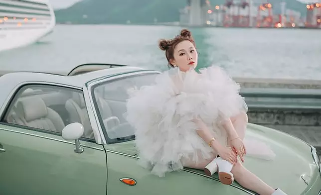 譚杏藍與未婚夫Ronald先後分享婚照