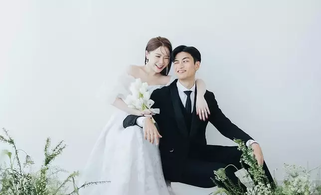 譚杏藍與未婚夫Ronald先後分享婚照