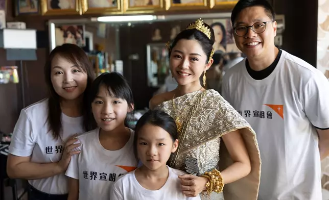 曾獲宣明會支援的青年成為當地人氣化妝造型師，為衛詩雅化皇室新娘妝。