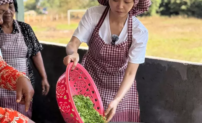 衛詩雅加入一班上過「非常廚灶」課程的婦女，協助煮營養食物給幼稚園生。