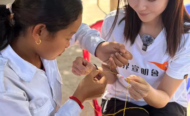 衛詩雅助養女兒Chankoa教她做手工。