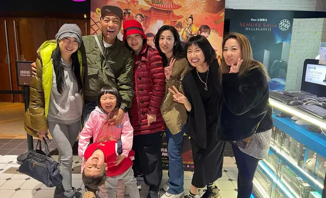 黑哥日前帶姨甥孫和家人入戲院觀賞自己的作品。