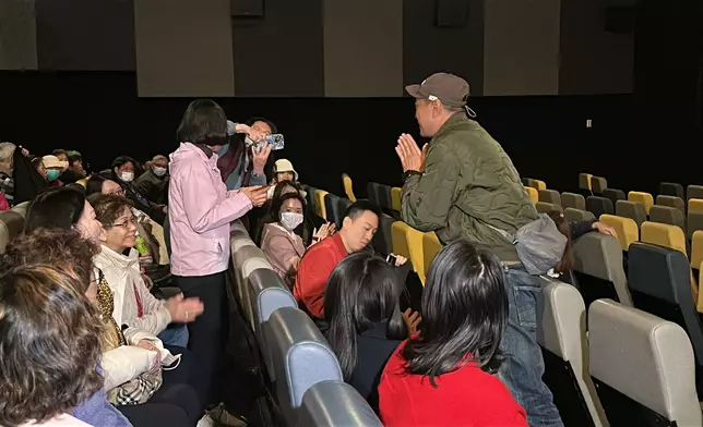 黑哥於完場後即就站起來跟觀眾打招呼及多謝大家的支持。