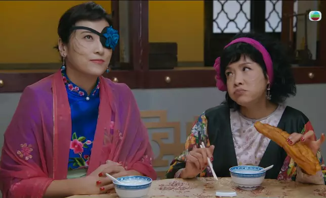 可惜四人之中有個開口夾著脷嘅四夫人寶珮如。
