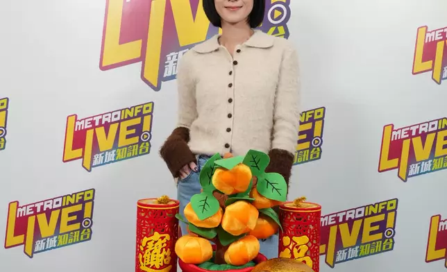 泳兒宣傳新歌《無糖可樂》。