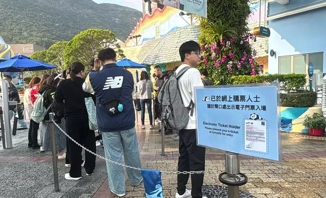 已於網上購票的市民，可於現場的專門入口入園。(巴士的報記者攝)