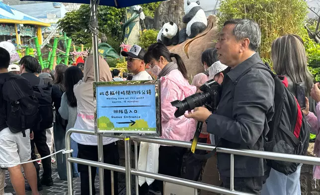 有不少市民帶同專業攝影器材，準備捕捉一對孖寶的得意模樣。(巴士的報記者攝)