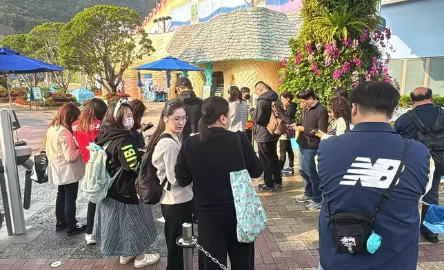 有市民戴上熊貓造型頭飾。(巴士的報記者攝)