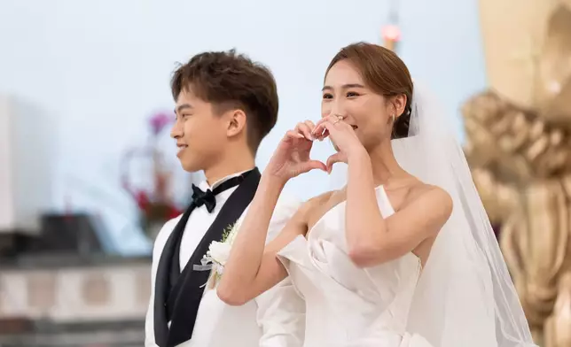 一對新人去到西環聖堂舉行天主教儀式婚禮。