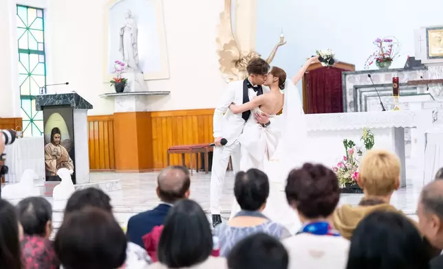 在親朋好友的見證下正式結為夫妻。