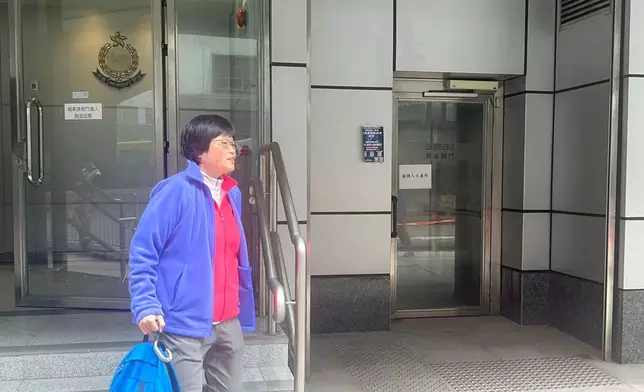 劉珈汶的細姑姐劉美琼約於中午12時55離開警署。(巴士的報記者攝)