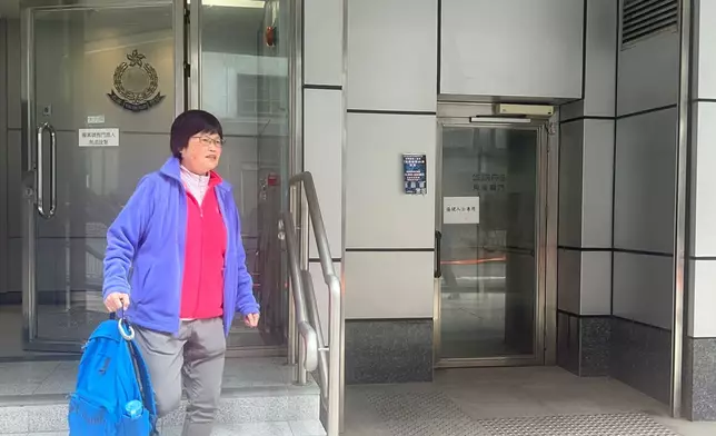 劉珈汶的細姑姐劉美琼約於中午12時55離開警署。(巴士的報記者攝)