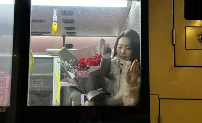 坐在公司接駁車