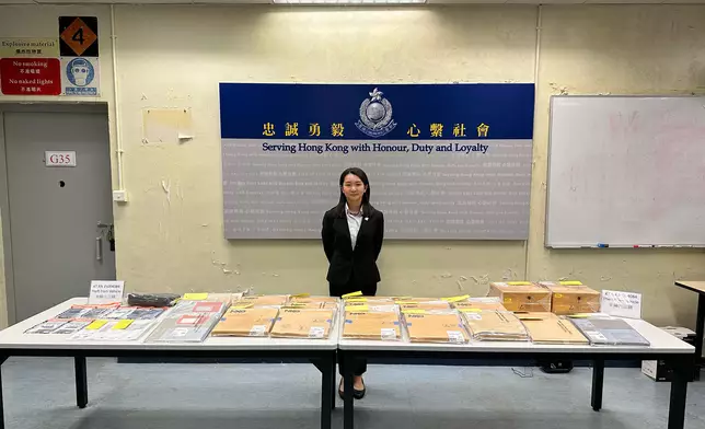 梁曼宜展示起回的失物。