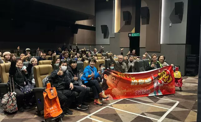 曾飾演「哪吒」的方國珊和街坊一同入場。方國珊FB