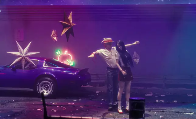 GD在MV中與Karina大跳雙人舞（MV截圖）