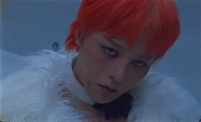 GD在《DRAMA》中融入了《月亮代表我的心》（MV截圖）