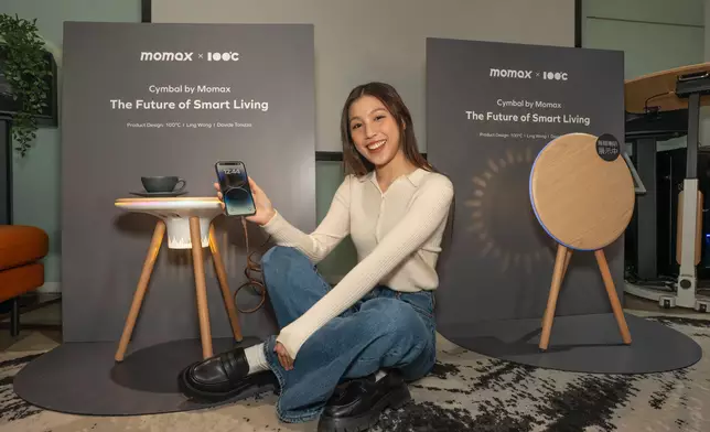 Momax推出一款集磁吸充電、無線音響、氣氛照明於一體的四合一多功能咖啡桌，專為寸金尺土的都市生活設計。