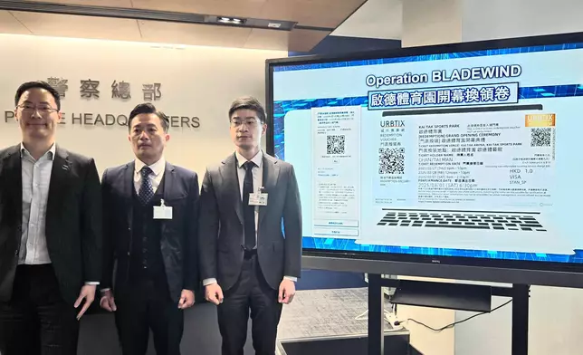 東九龍總區刑事總部黃奕隆警司（中），文化體育及旅遊局的體育專員蔡健斌（左），東九龍科技及財富罪案組署理總督察劉啓彥（右）