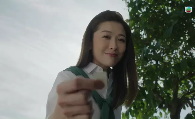 周勵淇呢個補習老師look狀態年輕，令網民諗起2000年代劇集《天幕下的戀人》同《最美麗的第七天》。