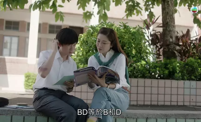 周勵淇呢個補習老師look狀態年輕，令網民諗起2000年代劇集《天幕下的戀人》同《最美麗的第七天》。