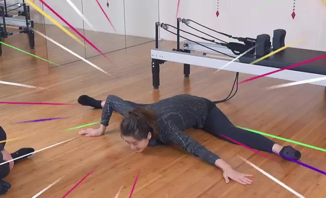 經常做運動嘅佢，柔軟度超高。