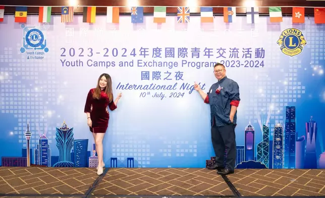 上屆主席榮獲全球十大獎項冼偉鴻獅兄及第25屆國際獅子會青年營及交流計劃主席梁佩瑜獅姐合照。