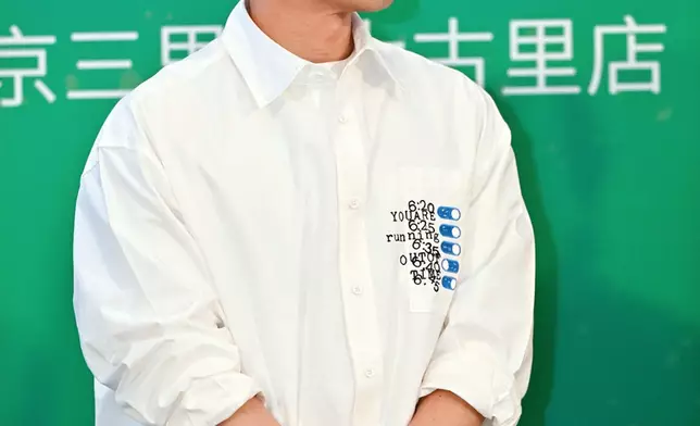 一直為啟德演唱會專心練歌的霆鋒抽空到北京出席開幕禮，在台上分享時提及多年來一直專注電影發展，繼續想發掘更多可能性。