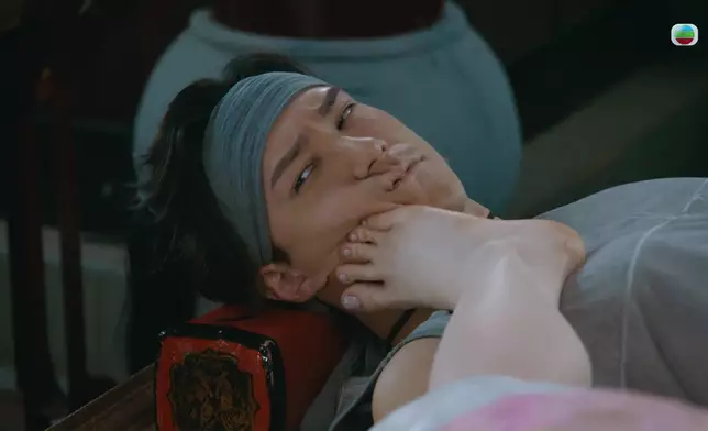 JW嘅腳趾印真係好明顯，可以想像佢踩得有幾大力、同埋踩咗有幾咁耐。