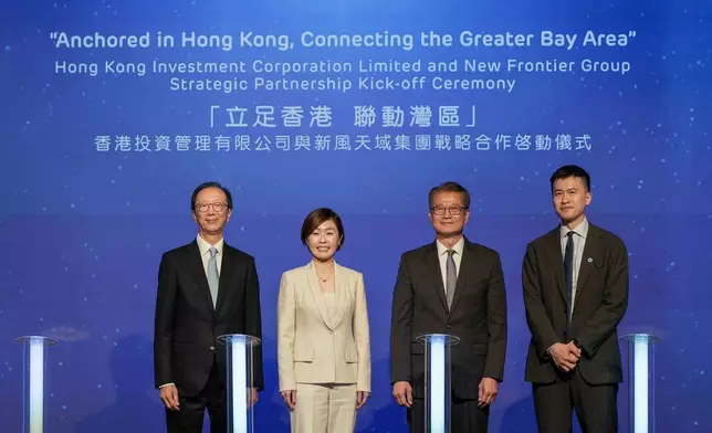 （左起）新風天域集團聯合創始人兼董事長梁錦松、香港投資管理有限公司行政總裁陳家齊、財政司司長陳茂波，新風天域集團聯合創始人兼首席執行官、和睦家醫療首席執行官吳啟楠。