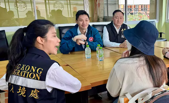 專責小組成員與獲救港人上午在曼谷見面。政府新聞處圖片