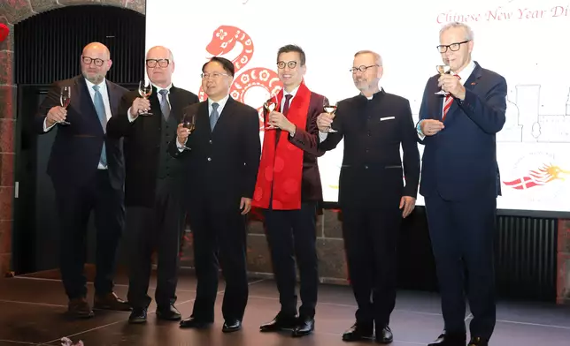 （左起）丹麥—香港貿易協會主席Nikolaj Juhl Hansen、香港貿易發展局北歐顧問Pertti Jalasvirta、中華人民共和國駐丹麥王國特命全權大使王雪峰、倫敦經貿辦處長羅莘桉、丹麥中國商業協會秘書長Hans Henrik Pontoppidan、丹麥─香港貿易協會秘書長Jesper Faber Stuhr在酒會祝酒。 政府新聞處圖片